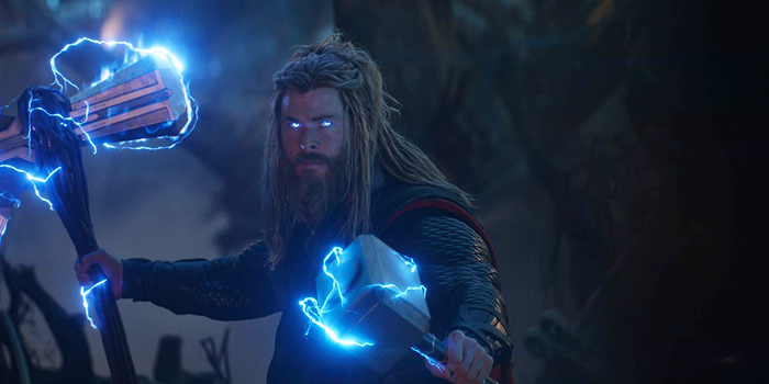Thor in eindgevecht met Stormbreaker en Mjolnir