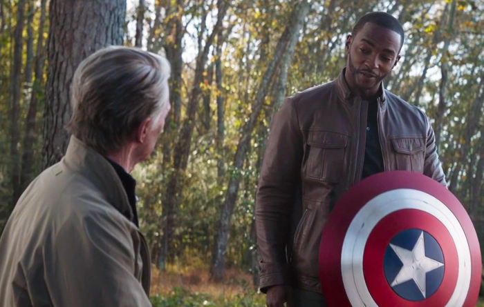 Sam Wilson krijgt Captain America-schild in Avengers Endgame
